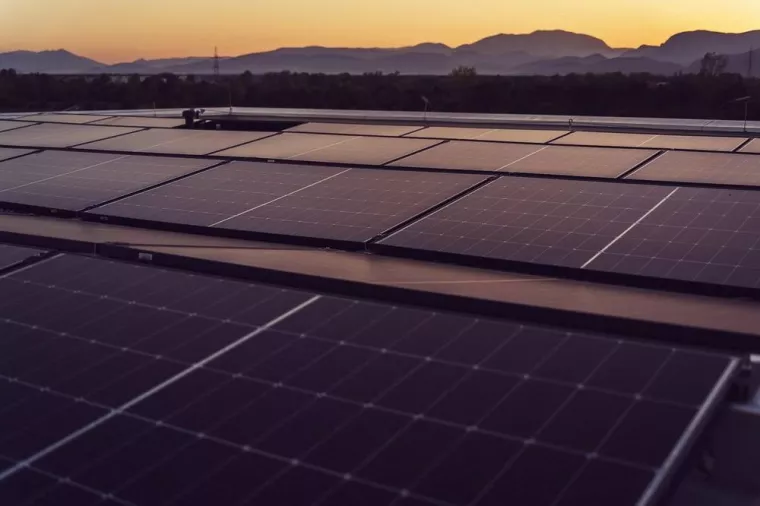 Quel panneau solaire pour un toit plat à Agde ?, Agde, COLIBRI